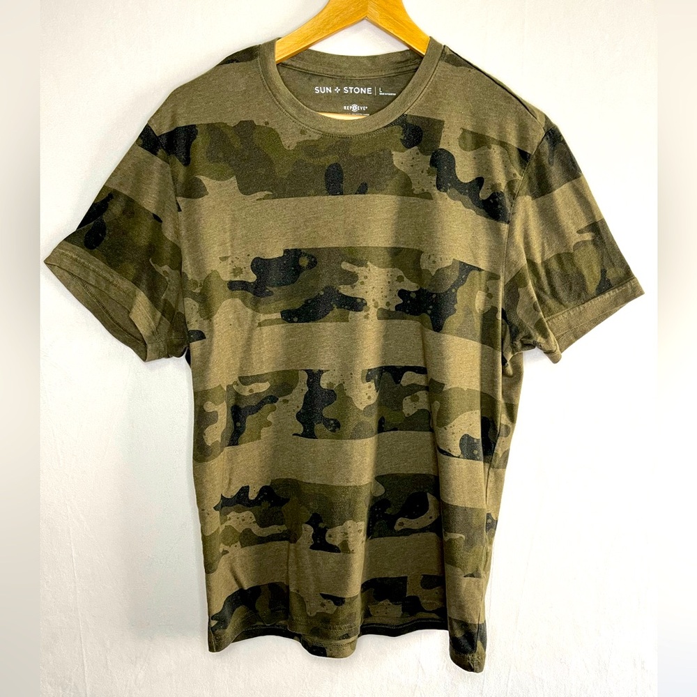 Sun + Stone Men's Green Black Camo Casual Grunge Military Inspired Tee Size L